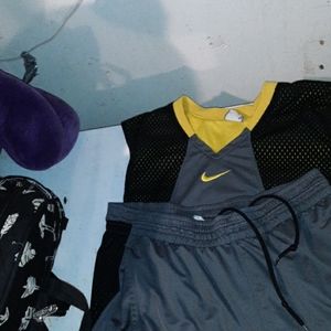 Men's nike kobe outfit and shorts are a medium